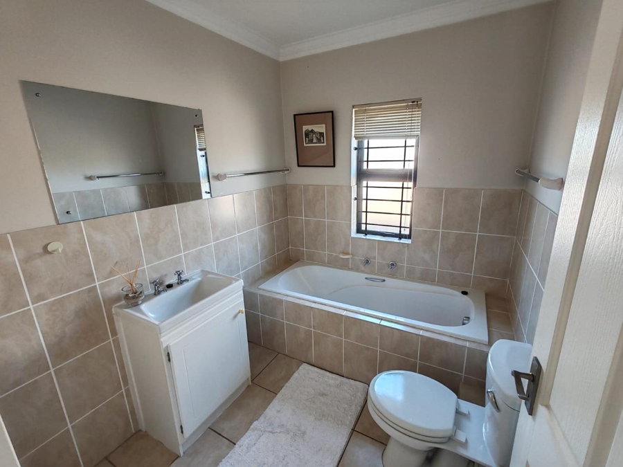 To Let 3 Bedroom Property for Rent in Royal Ascot Western Cape